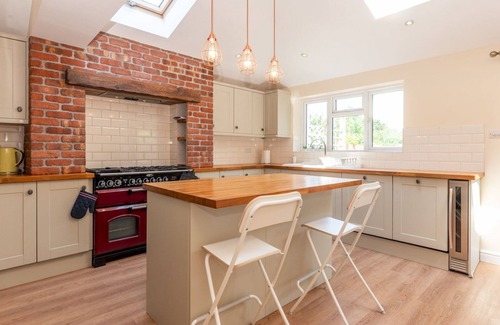 Chessington North and Hook Casa | Pass the Keys | Stunning, Spacious Chessington Gem with Parking