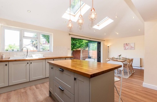 Chessington North and Hook Casa | Pass the Keys | Stunning, Spacious Chessington Gem with Parking