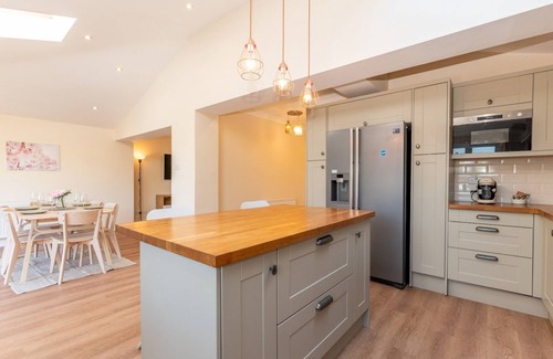 Chessington North and Hook Casa | Pass the Keys | Stunning, Spacious Chessington Gem with Parking