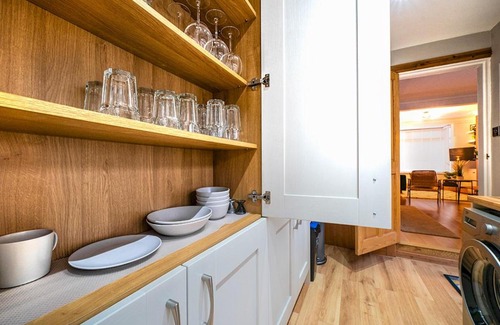 Belfast Casa | Pass the Keys Stunning 2BR Townhouse in Belfasts Best Location