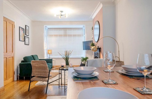 Belfast Casa | Pass the Keys Stunning 2BR Townhouse in Belfasts Best Location