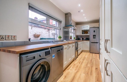Belfast Casa | Pass the Keys Stunning 2BR Townhouse in Belfasts Best Location