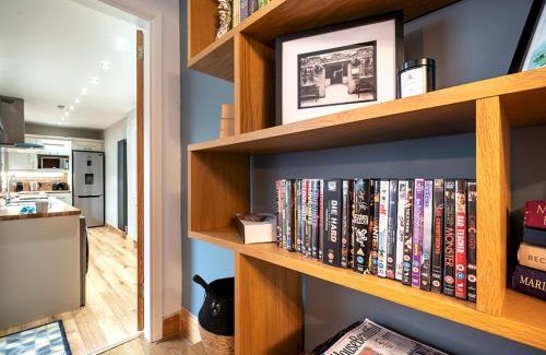 Belfast Casa | Pass the Keys Stunning 2BR Townhouse in Belfasts Best Location