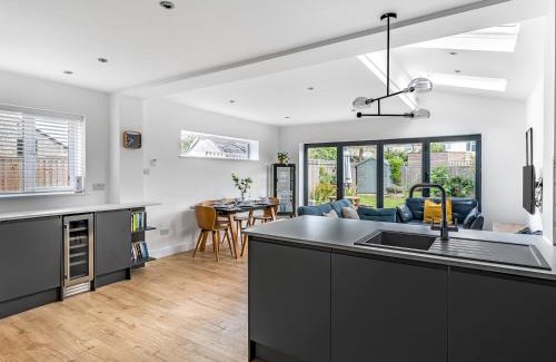 Iffley Casa | Pass the Keys Stunning Modern 4 Bed with Parking and Garden