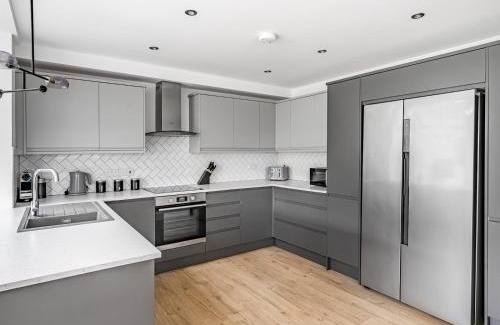 Iffley Casa | Pass the Keys Stunning Modern 4 Bed with Parking and Garden