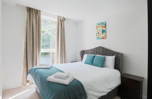 Kew Apartamento | Pass the Keys Stylish Designer Balcony Apartment in Kew