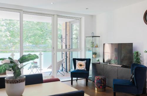 Kew Apartamento | Pass the Keys Stylish Designer Balcony Apartment in Kew