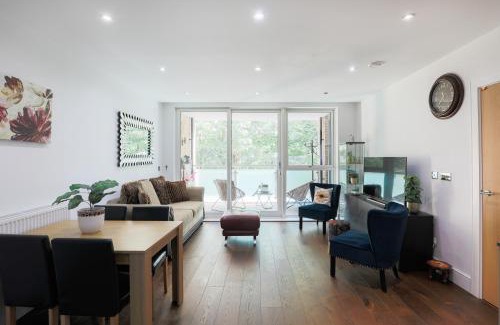 Kew Apartamento | Pass the Keys Stylish Designer Balcony Apartment in Kew