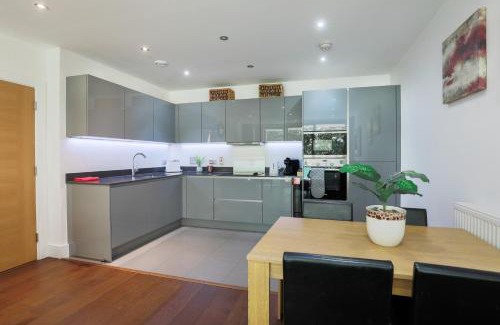 Kew Apartamento | Pass the Keys Stylish Designer Balcony Apartment in Kew