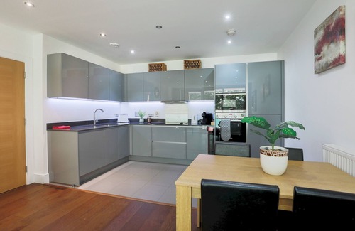 Kew Apartamento | Pass the Keys | Stylish Designer Balcony Apartment in Kew