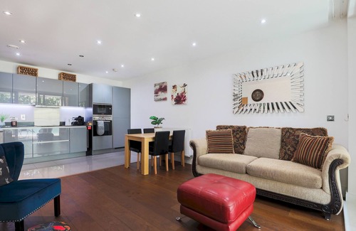 Kew Apartamento | Pass the Keys | Stylish Designer Balcony Apartment in Kew