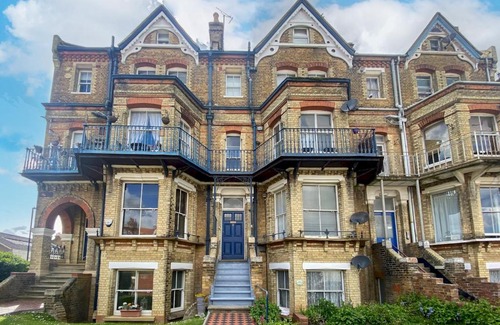 Herne Bay Apartamento | Pass the Keys Stylish period seaside apartment direct sea view