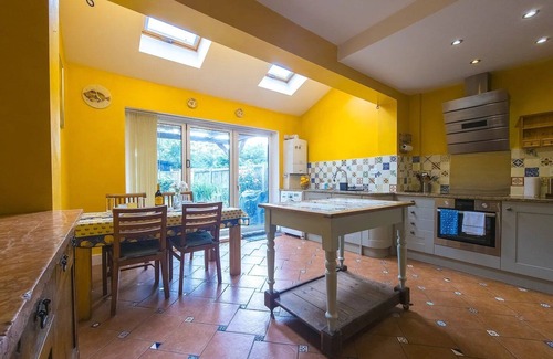 Island Gardens Casa | Pass the Keys | Charming Home Near Thames & DLR