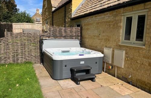 Ebrington Casa | Pass the Keys The Stables Stylish cottage with hot tub and parking