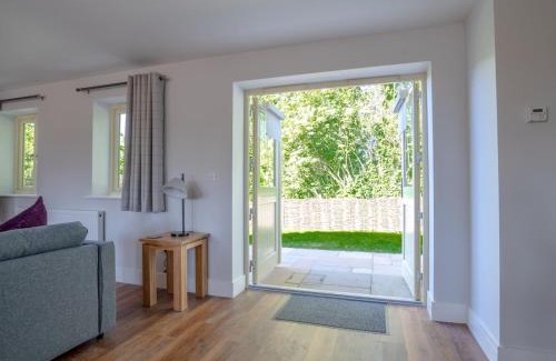 Ebrington Casa | Pass the Keys The Stables Stylish cottage with hot tub and parking