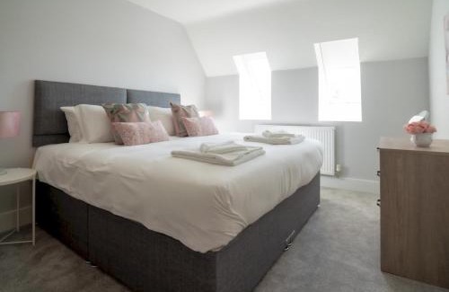 Ebrington Casa | Pass the Keys The Stables Stylish cottage with hot tub and parking