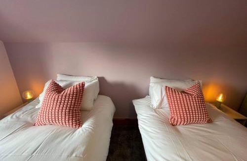 Hulme End Casa | Pass the Keys The Old Shop Family Cottage for 6 & Furry Friends