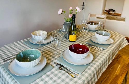 Hulme End Casa | Pass the Keys The Old Shop Family Cottage for 6 & Furry Friends