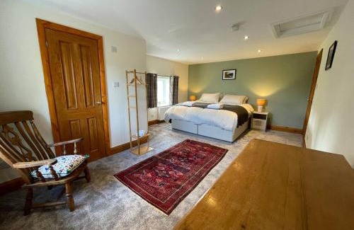 Hulme End Casa | Pass the Keys The Old Shop Family Cottage for 6 & Furry Friends