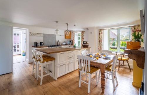 Whichford Casa | Pass the Keys Unicorn Cottage Rural Cotswold Escape