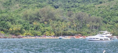 Pontal da Cruz Alquiler De Eote | Passeio de Lancha 25 pés para 6 pessoas em Ilhabela