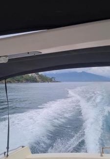 Pontal da Cruz Alquiler De Eote | Passeio de Lancha 25 pés para 6 pessoas em Ilhabela