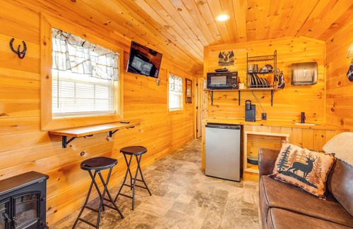 Sevierville Cabina | Patio, Fire Pit & Grill: Central Sevierville Cabin