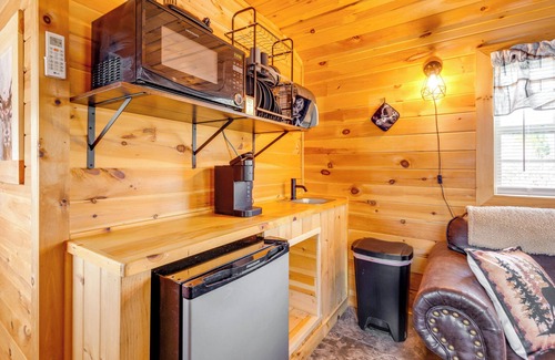 Sevierville Cabina | Patio, Fire Pit & Grill: Central Sevierville Cabin