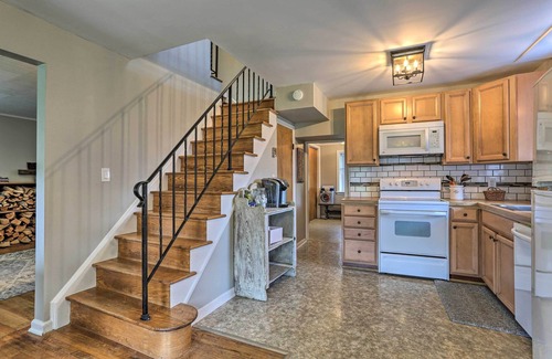 Hellertown Cabaña | Patio & Fire Pit: Idyllic Cottage in Hellertown!
