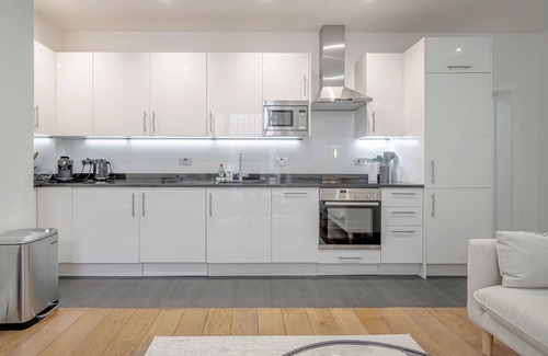 Royal Borough of Kensington and Chelsea Apartamento | 🌿 Patio | 🚪 Private Entrance | 🎒 Early Drop | 📃 Flex Policy | 🛏️ SuperKing