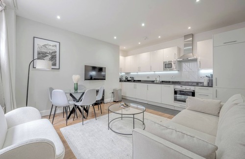 Royal Borough of Kensington and Chelsea Apartamento | 🌿 Patio | 🚪 Private Entrance | 🎒 Early Drop | 📃 Flex Policy | 🛏️ SuperKing