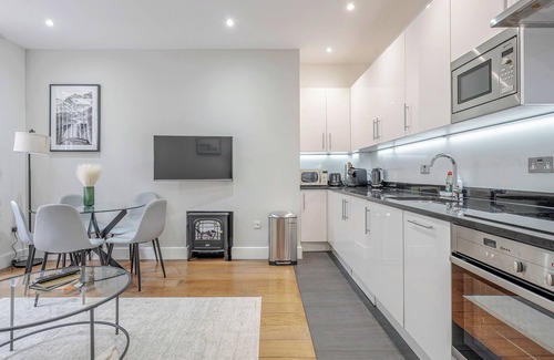 Royal Borough of Kensington and Chelsea Apartamento | 🌿 Patio | 🚪 Private Entrance | 🎒 Early Drop | 📃 Flex Policy | 🛏️ SuperKing