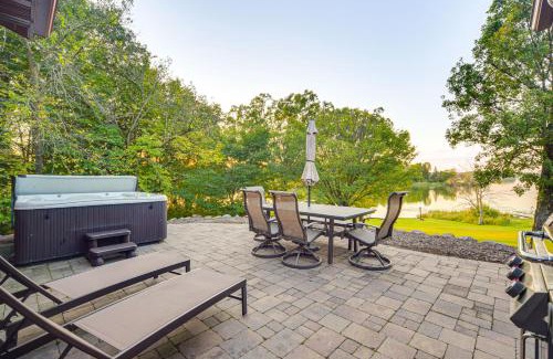 Siren Casa | Patio, Views and Hot Tub Quiet Lakeside Cabin