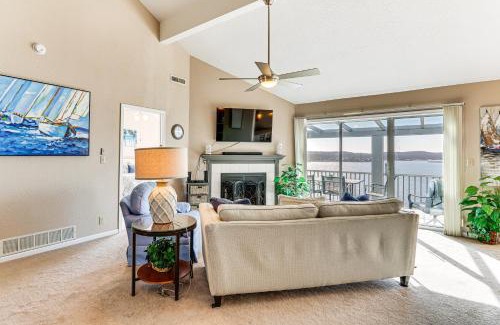 Village of Four Seasons Apartamento | Patio, Views and Pools Lake of the Ozarks Condo!