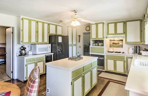 Cottonwood-Verde Village Casa | ¡NUEVO! Downtown Cottonwood Home w / Hot Tub & Patio!