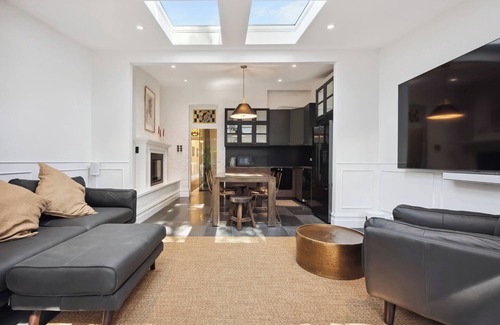 South Fremantle Casa | Paton House, Beach 250m | Heritage Luxe w/ Fireplace and 86" TV