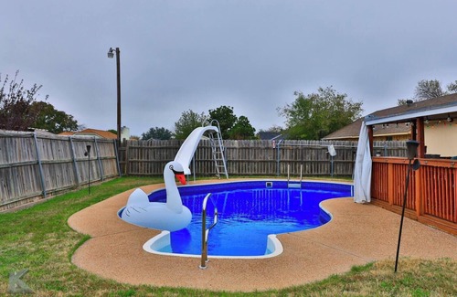 Abilene Casa | Patti's Place ( POOL | Sleeps 9) *4th Bedroom Coming Soon!