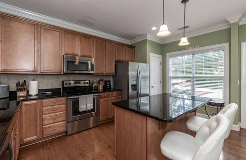 Umstead Casa | Paula's Place- Across from Brier Creek, 10mins from Airport, Community Pool!