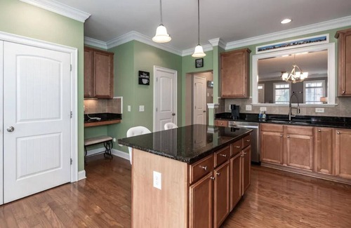 Umstead Casa | Paula's Place- Across from Brier Creek, 10mins from Airport, Community Pool!