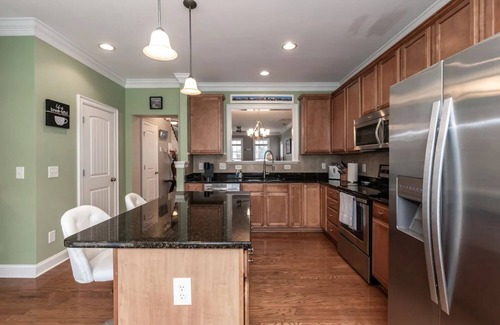 Umstead Casa | Paula's Place- Across from Brier Creek, 10mins from Airport, Community Pool!