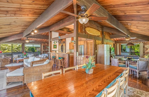 Hanalei Casa | A poca distancia de la playa y la ciudad, excelentes vistas al mar y la montaña, casa muy espaciosa