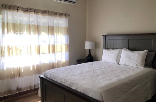Runaway Bay Cama Y Desayuno | Pavillion View Two Bedroom Apartment with En-Suite, Kitchen and Living Room