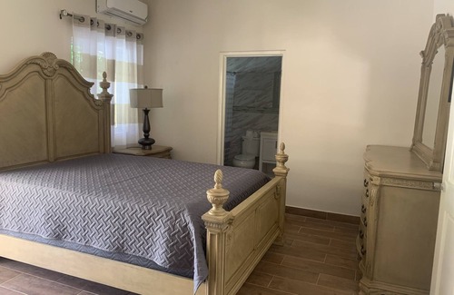 Runaway Bay Cama Y Desayuno | Pavillion View Two Bedroom Apartment with En-Suite, Kitchen and Living Room