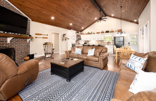 Grant Cabina | Paw Paw's Fish Tales Cabin on Lake Guntersville with 2 slip Boat Dock
