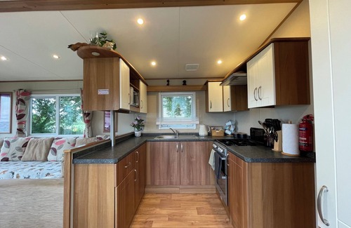 Cowes Casa | Paws a While! caravan with uninterrupted views of Solent and direct beach access