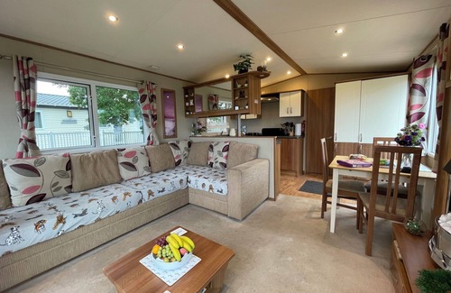 Cowes Casa | Paws a While! caravan with uninterrupted views of Solent and direct beach access