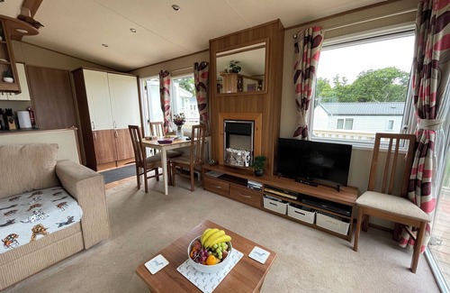 Cowes Casa | Paws a While! caravan with uninterrupted views of Solent and direct beach access