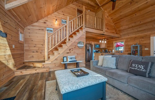 Lake Lure Cabina | Paws Awhile | Pet-Friendly Log Cabin in Lake Lure