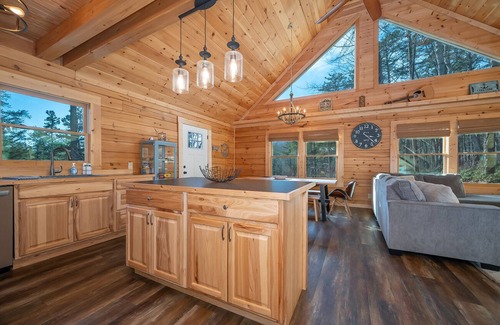 Lake Lure Cabina | Paws Awhile | Pet-Friendly Log Cabin in Lake Lure