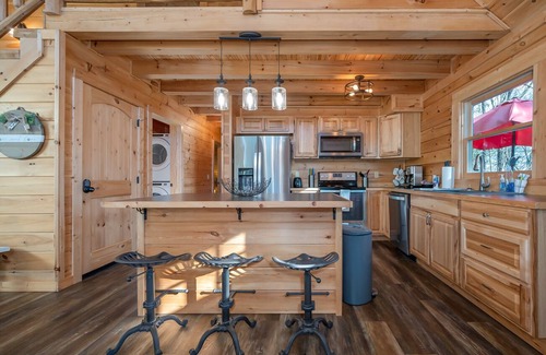Lake Lure Cabina | Paws Awhile | Pet-Friendly Log Cabin in Lake Lure